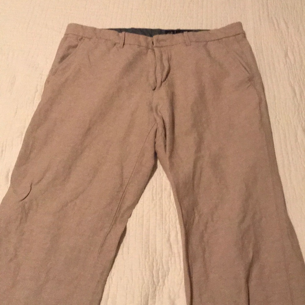 Men’s relaxed fit kaki pants. Machine washable.
